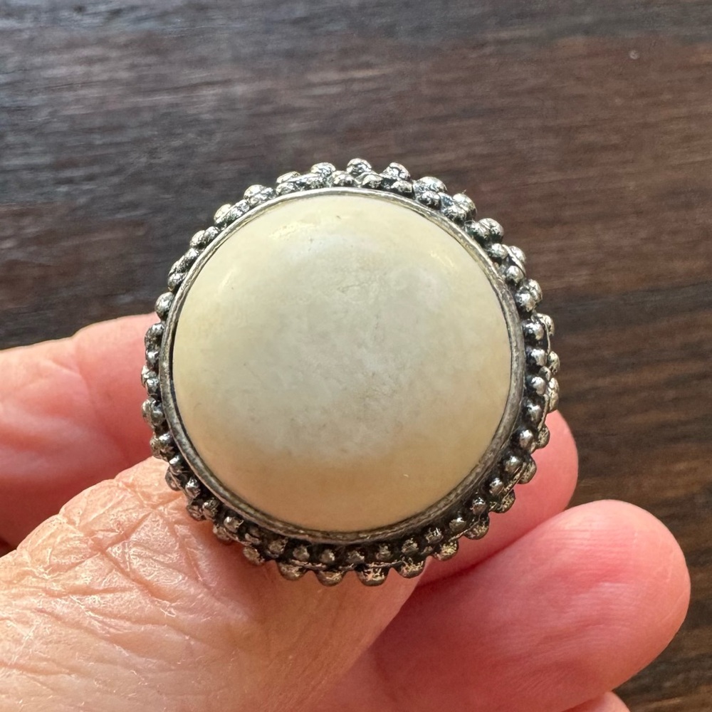 Large Ring w/Cream stone - sz 8
